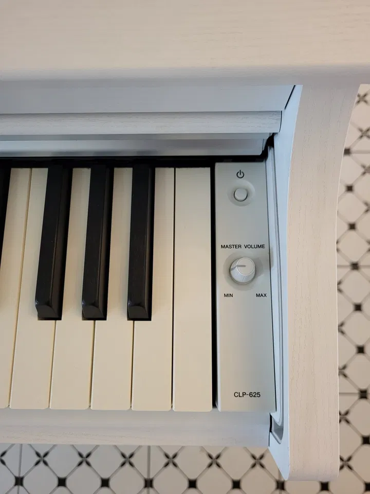 Yamaha Clavinova CLP-625 WH + banco | en muy buen estado - Imagen 2 de 6