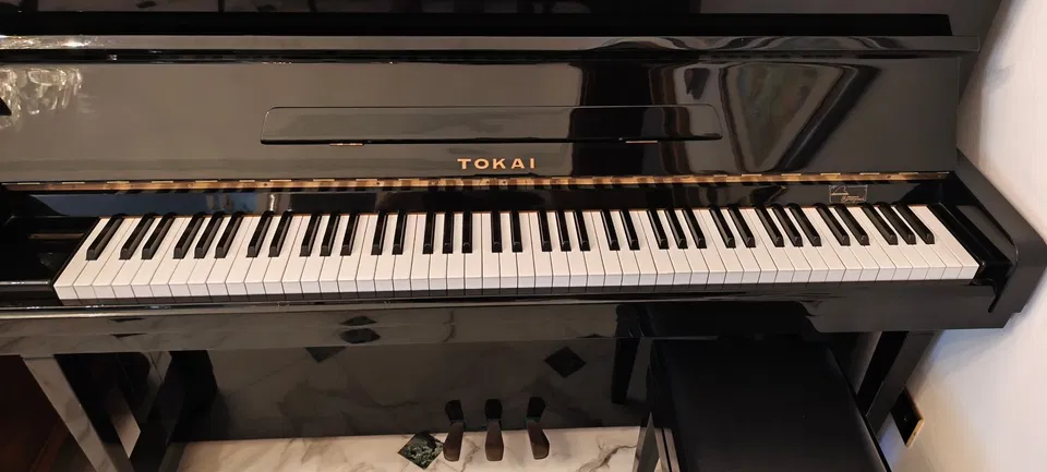 Pianino pionowe Tokai AU-1 (wyprodukowane w Japonii) – czarny, błyszczący - Zdjęcie 1 z 6