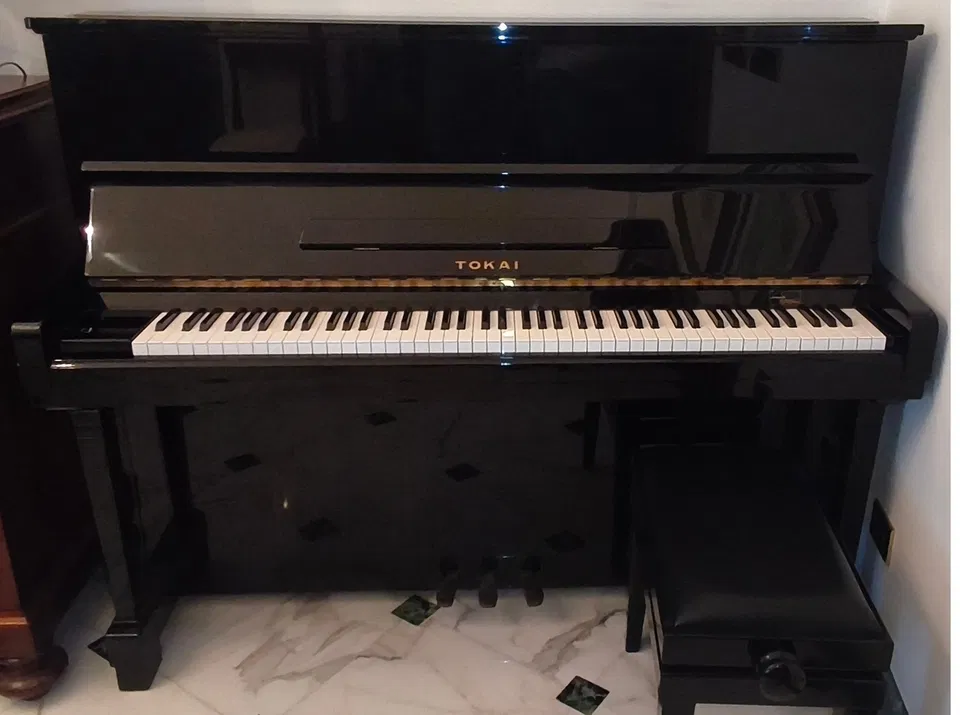 Pianino pionowe Tokai AU-1 (wyprodukowane w Japonii) – czarny, błyszczący - Zdjęcie 6 z 6