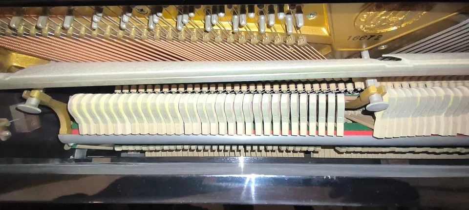 Pianino pionowe Tokai AU-1 (wyprodukowane w Japonii) – czarny, błyszczący - Zdjęcie 4 z 6