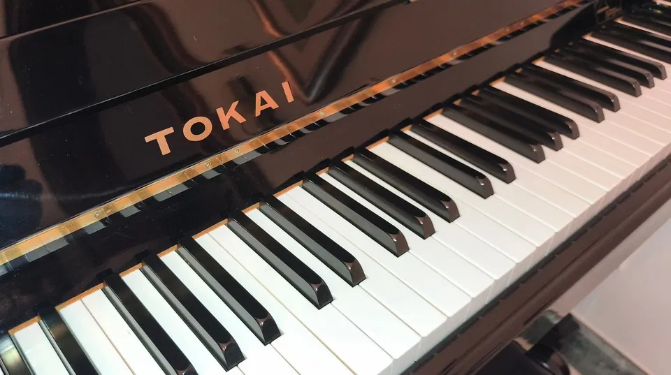 Pianino pionowe Tokai AU-1 (wyprodukowane w Japonii) – czarny, błyszczący - Zdjęcie 2 z 6