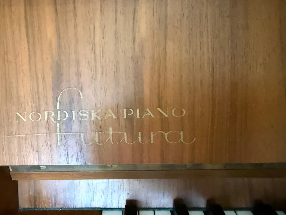 Piano Nordiska «Futura» en buen estado, con taburete - Imagen 2 de 2