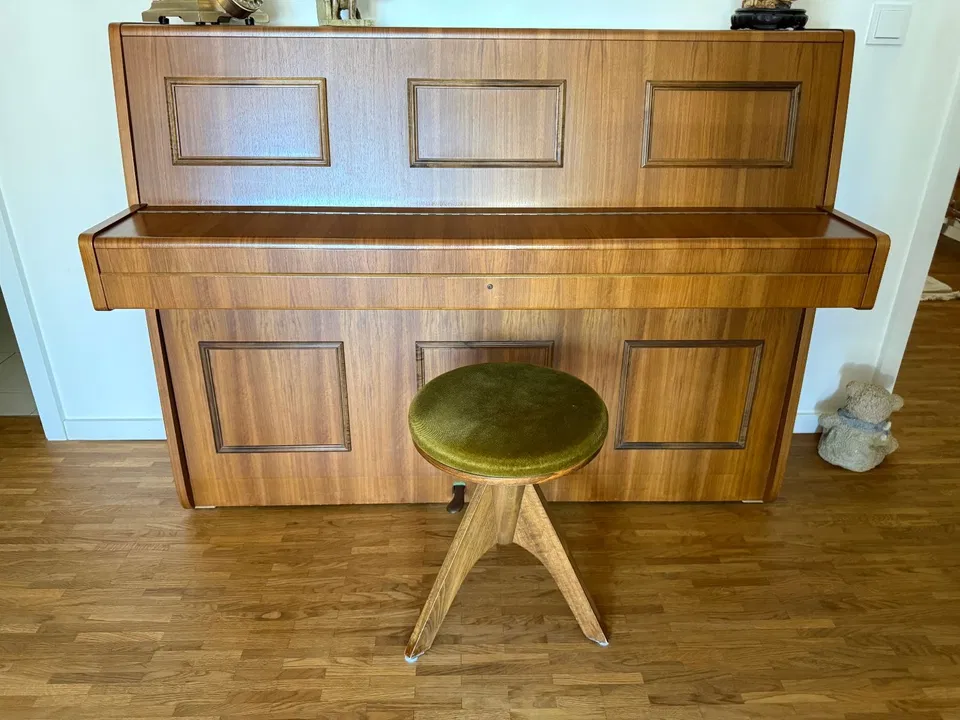 Piano Nordiska «Futura» en buen estado, con taburete - Imagen 1 de 2
