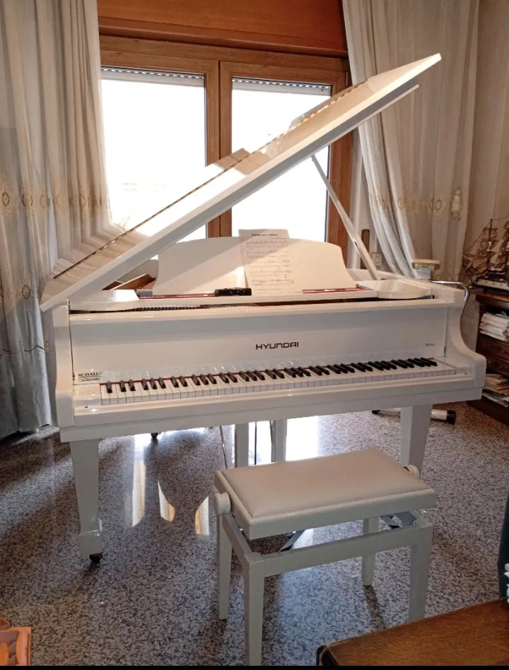 Je vends un piano à queue 1/4 blanc brillant de marque Hyundai - Image 1 sur 5