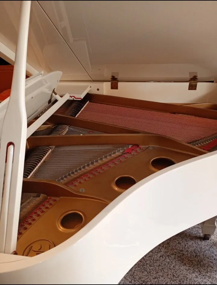 Je vends un piano à queue 1/4 blanc brillant de marque Hyundai - Image 4 sur 5