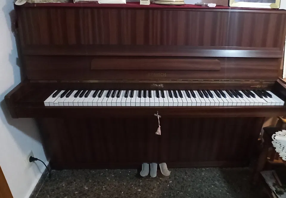 Rönisch-Klavier Modell Luxe, mit klassischer Ausführung in mattem Mahagoniholz - Bild 1 von 6