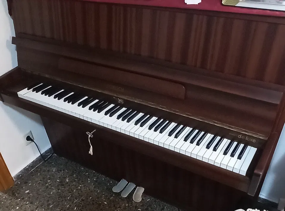Rönisch-Klavier Modell Luxe, mit klassischer Ausführung in mattem Mahagoniholz - Bild 2 von 6