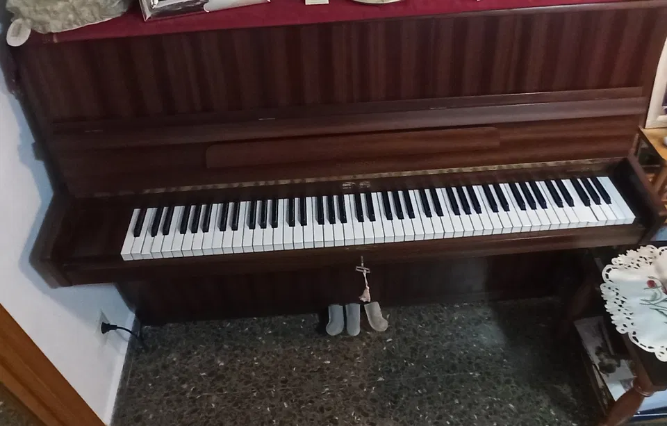 Rönisch-Klavier Modell Luxe, mit klassischer Ausführung in mattem Mahagoniholz - Bild 4 von 6